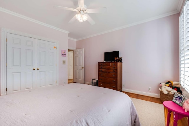 bedroom featuring crown molding, ceiling fan, and a closet