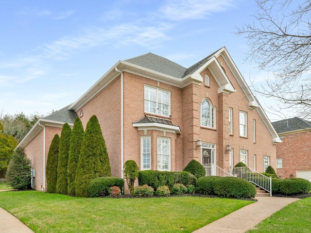 view of front of house featuring a front lawn