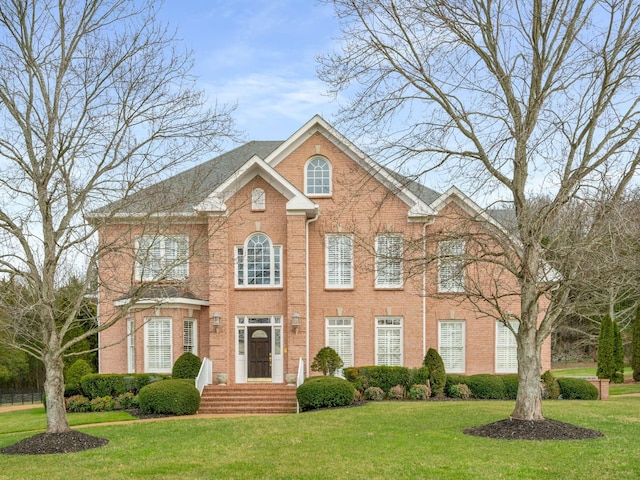 view of front of house featuring a front lawn