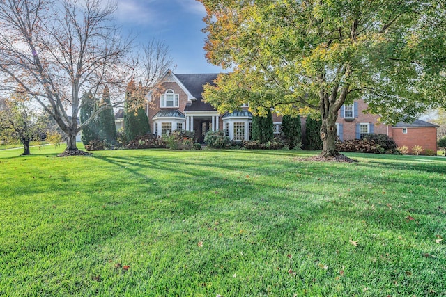 view of front of home featuring a front lawn