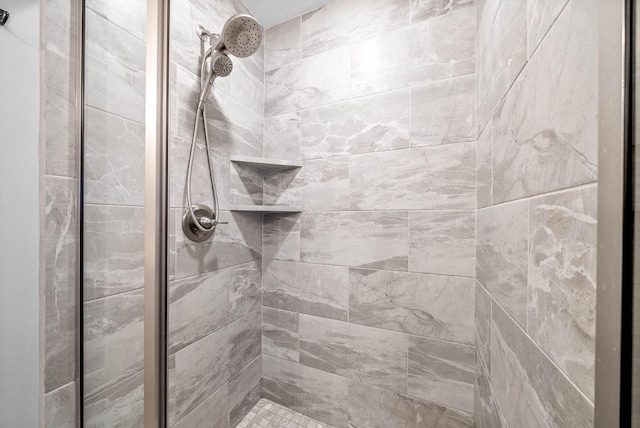 bathroom featuring a tile shower