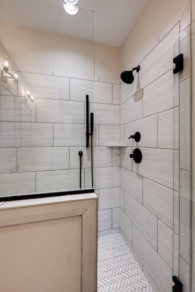 bathroom featuring a tile shower