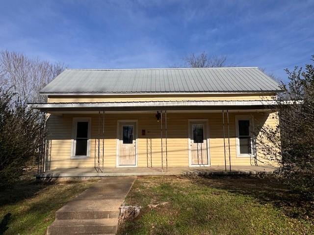 view of front of property featuring covered porch