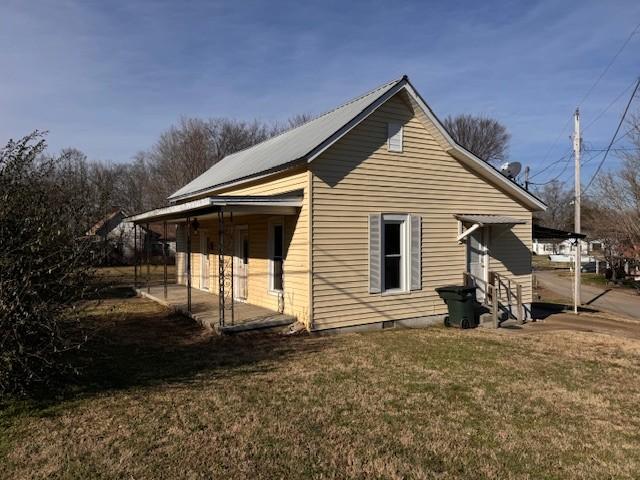 view of side of property featuring a lawn