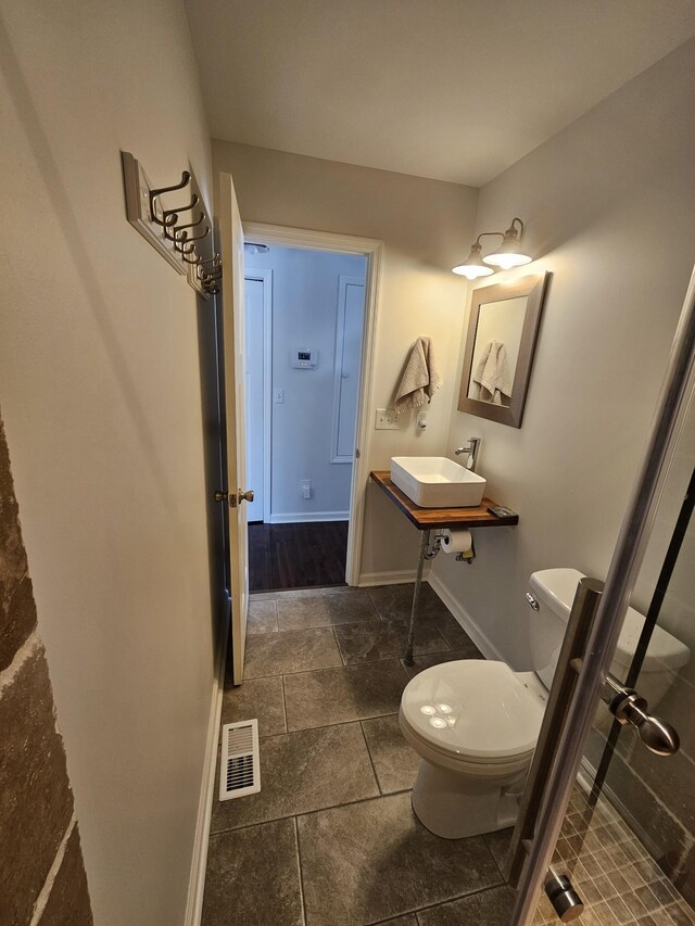 bathroom featuring toilet and sink