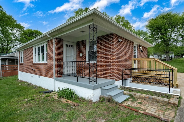 view of front of property featuring a porch and a front lawn