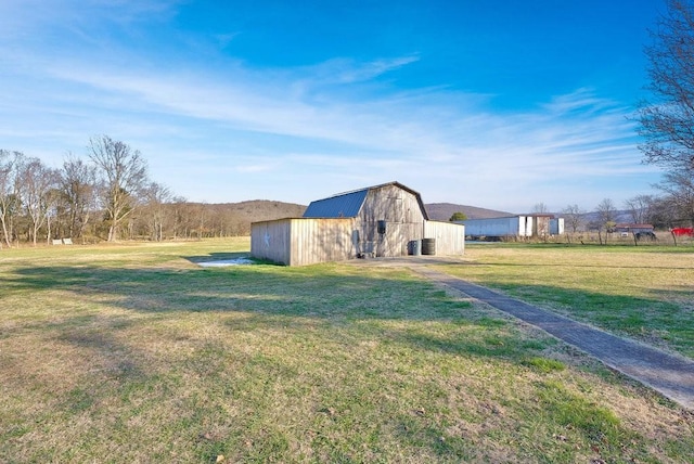 view of yard featuring an outdoor structure