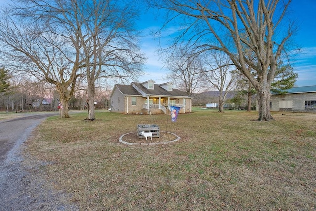 view of front facade featuring a front lawn and a porch