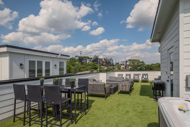 view of yard featuring an outdoor hangout area