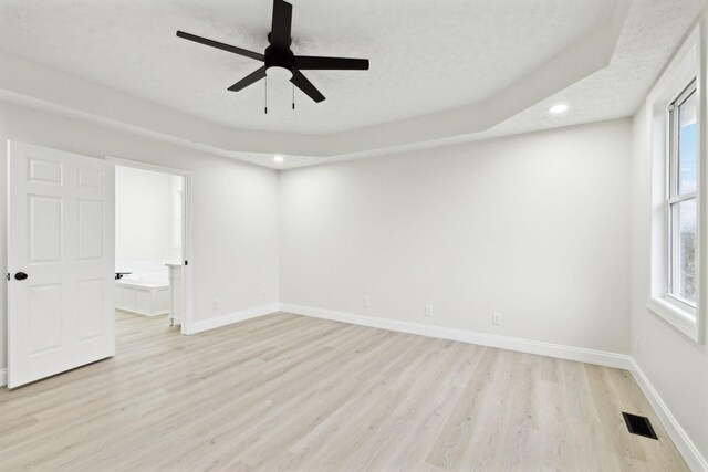 unfurnished room featuring light hardwood / wood-style flooring and ceiling fan