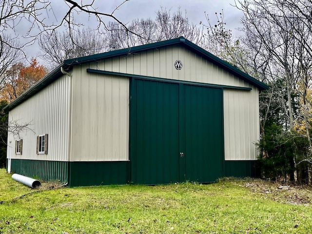 view of outdoor structure with a yard