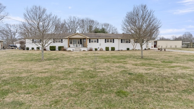 single story home featuring a porch and a front lawn