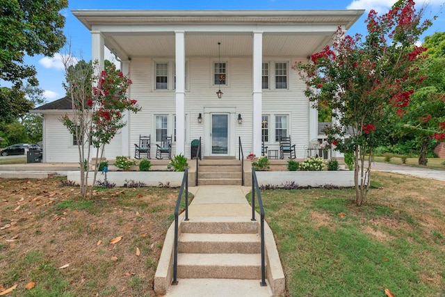 view of front of house featuring a front lawn