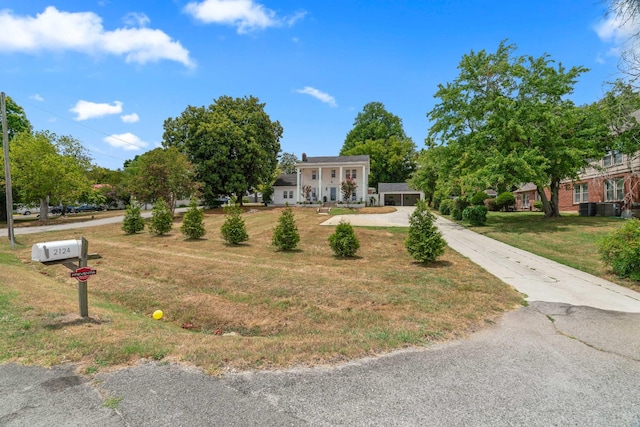 view of front of house with a front lawn