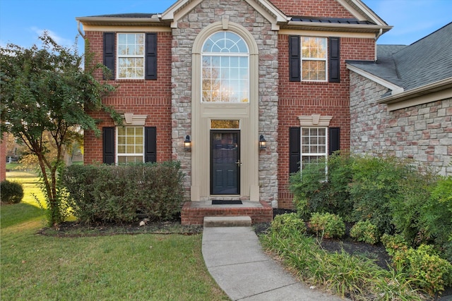 view of front facade featuring a front lawn