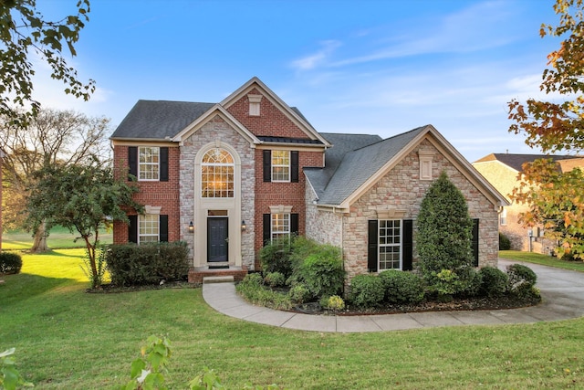 view of front of property featuring a front lawn