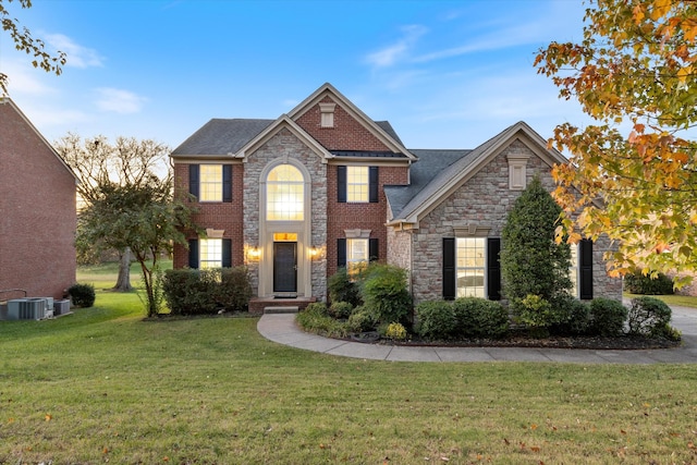 view of front of home featuring a front lawn