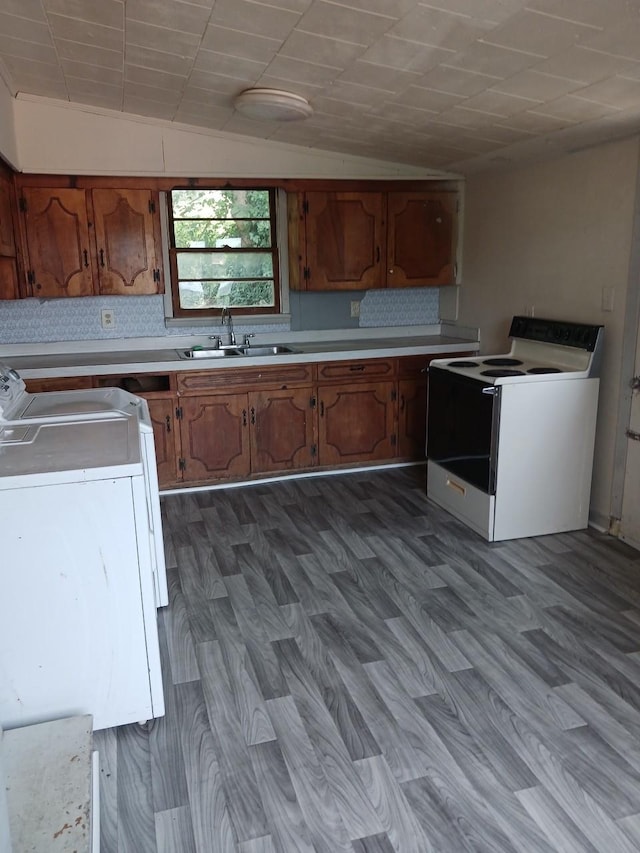 kitchen featuring electric stove, decorative backsplash, sink, and lofted ceiling