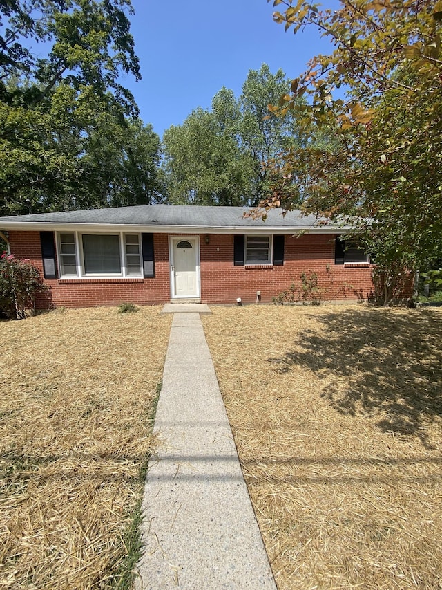 single story home featuring a front yard