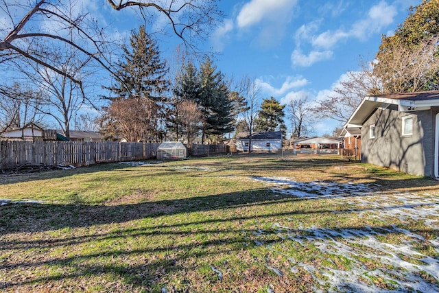 view of yard featuring an outbuilding