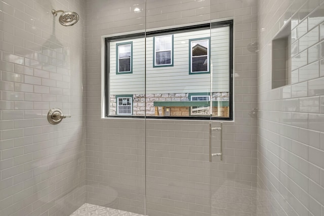 bathroom featuring a tile shower