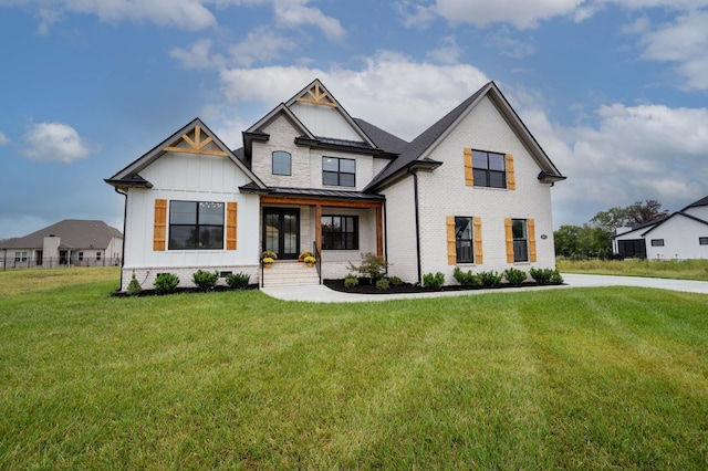 view of front of property featuring a front lawn and a porch