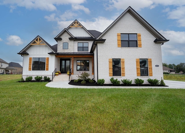 view of front facade featuring a front lawn