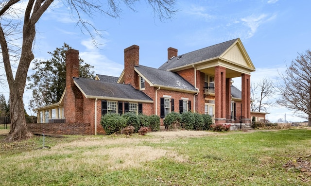 view of front of property with a front lawn