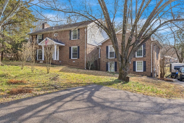 view of front of property featuring a front yard