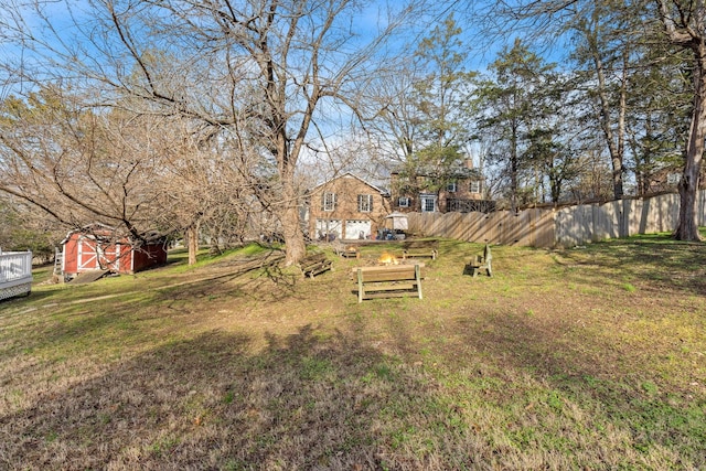 view of yard featuring a storage shed