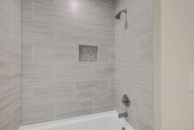 bathroom with tiled shower / bath