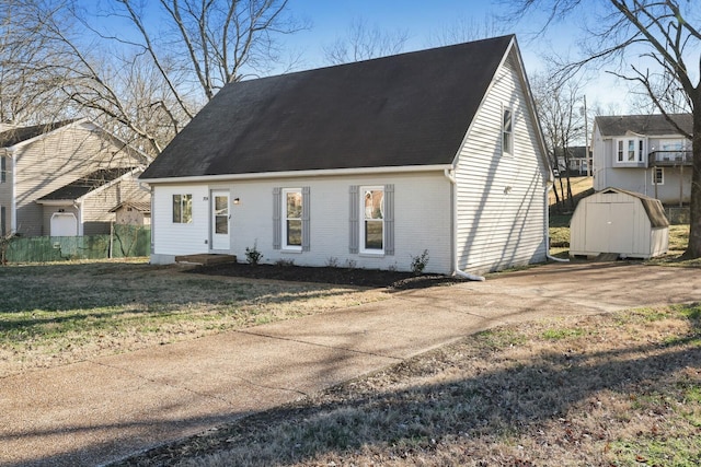 view of front of house featuring a shed and a front yard