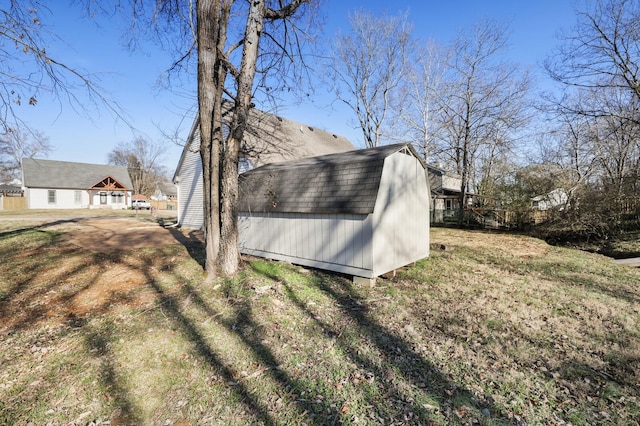 view of yard featuring a shed