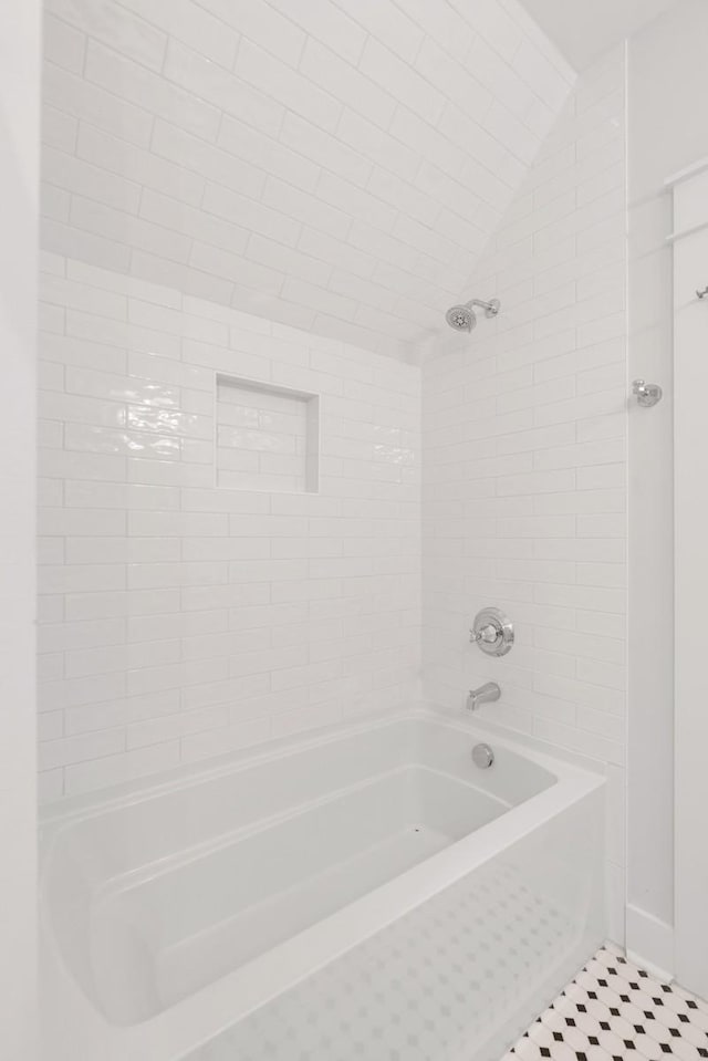 bathroom with tiled shower / bath combo