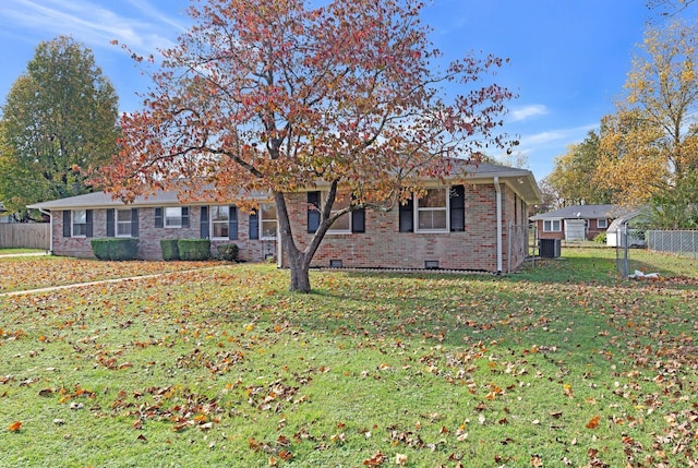 view of front of house featuring a front lawn