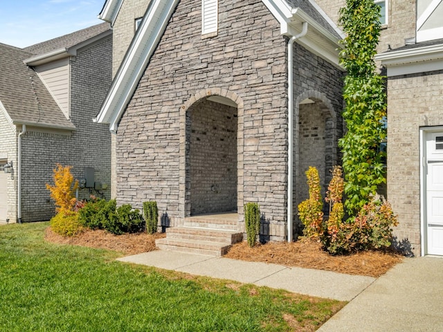 property entrance featuring a lawn