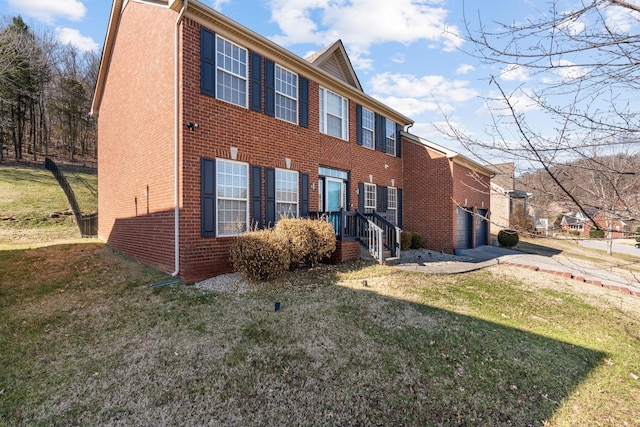 view of front of property featuring a front lawn