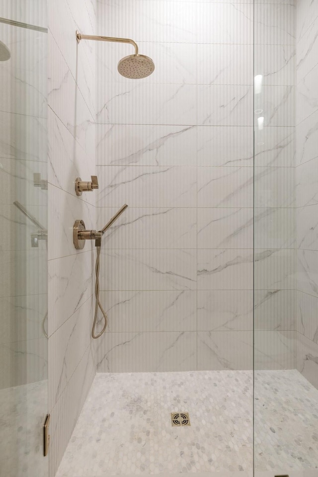 bathroom featuring tiled shower