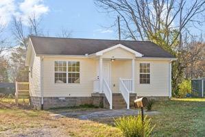 view of front of property with a front lawn