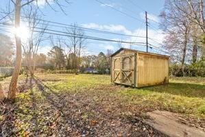 view of yard with a storage unit