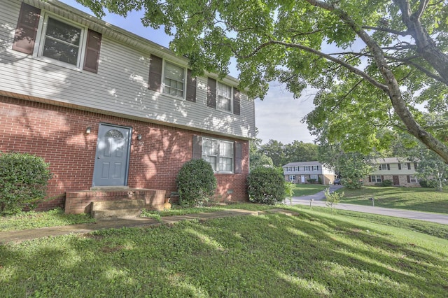 view of front of house with a front lawn