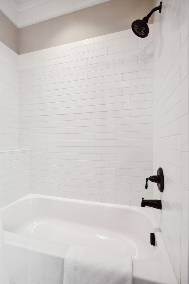 bathroom featuring tiled shower / bath combo