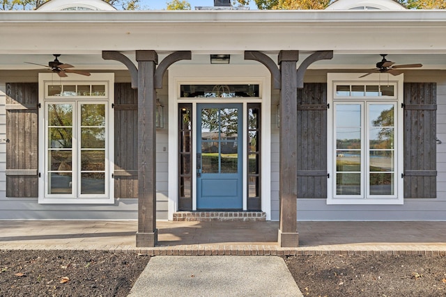 property entrance featuring ceiling fan