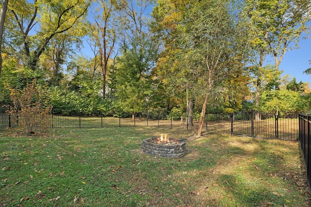 view of yard featuring a fire pit