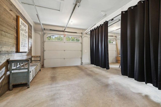 garage featuring a porch