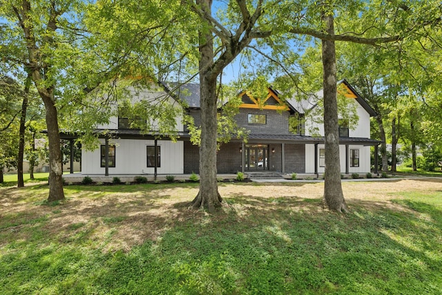 view of front of house featuring a front lawn