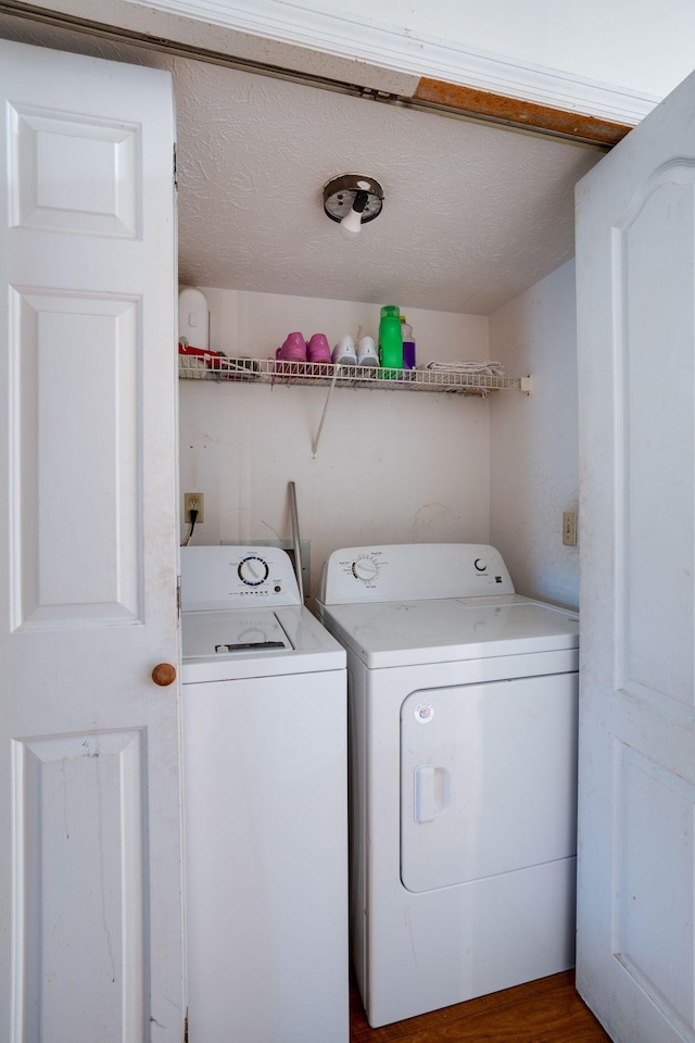 laundry area featuring a textured ceiling and independent washer and dryer