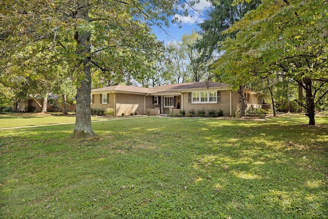 single story home with a front lawn