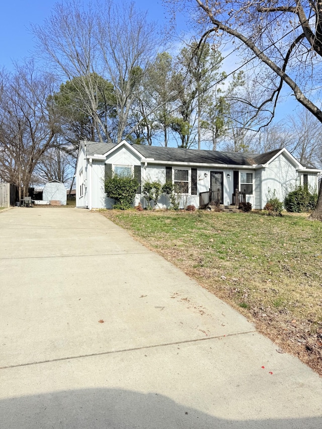 ranch-style home featuring a front lawn