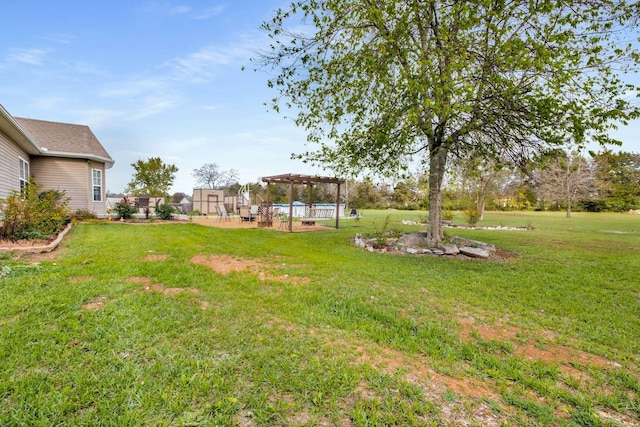 view of yard featuring a pergola